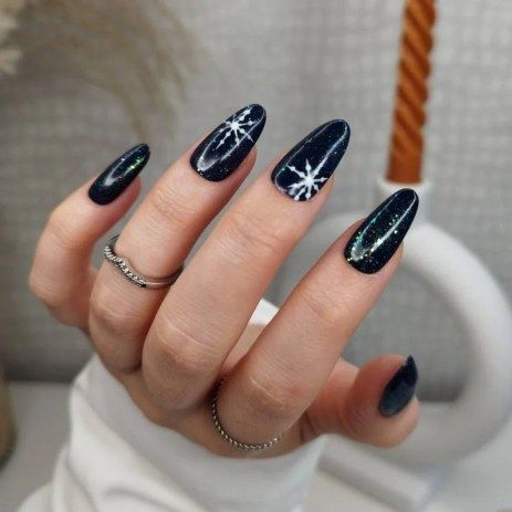 30 Elegant Winter Nails You Will Want To Copy | Le Chic Street Nails Dark Blue, Blue Christmas Nails, Dark Blue Nails, Navy Blue Nails, Nail Colors Winter, Nails Set, Snowflake Nails, Winter Nail Art, Winter Nail Designs