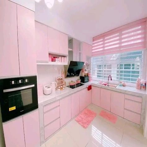 Barbie Inspired Interior Design, Pink Apartment Aesthetic Kitchen, Dapur Pink, Pink House Interior, Wall Wardrobe Design, Pink Kitchen Decor, Glam Kitchen, Retro Appliances, Purple Kitchen