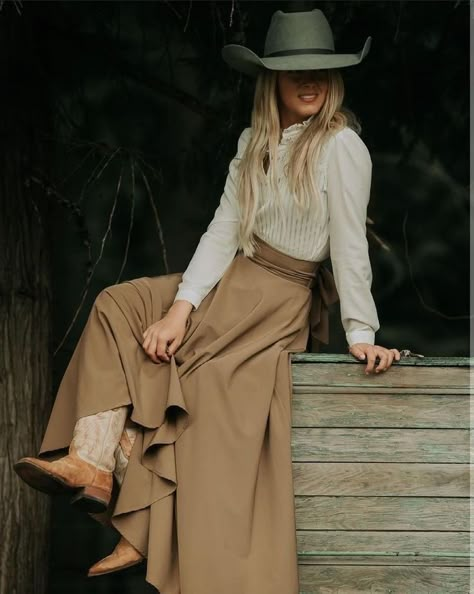 Old Fashioned Western Outfits, French Western Style, Modest Western Dresses, Saloon Outfits For Women, Old Western Aesthetic Outfits, Feminine Western Fashion, Modest Western Fashion, Cowgirl Outfits Modest, Western Cottage Core Outfits