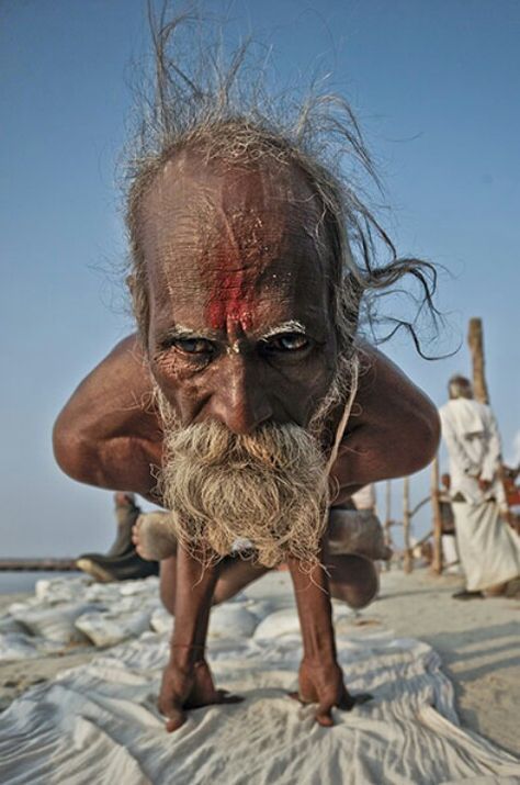 32 Photos of Old People That'll Make You Want to Take Care of Yourself - Wow Gallery Fotocamere Vintage, Arte Yoga, Kumbh Mela, Foto Transfer, Old Faces, Amazing Pics, Foto Art, Old People, Varanasi