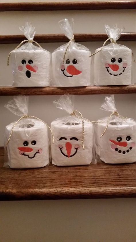 schneemann-basteln-kleine-weiße-schneemänner-aus-toiletenpapier-und-mit-schwarzen-augen-und-orangen-nasen Snowman Faces, Snowman Crafts, Christmas Gift Baskets, Noel Christmas, Jar Crafts, Winter Crafts, Christmas Gifts For Mom, Christmas Deco, Xmas Crafts