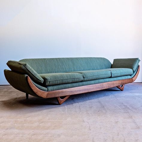 Vintage Sofa Reupholstered, 50s Interior Design, Midcentury Modern Sofa, 50s Furniture, Midcentury Sofa, Sofa Reupholstered, Mid Century Couch, Classic Furniture Living Room, Reupholster Chair Dining