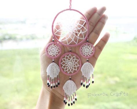 fukuroucrafts: Crochet mini dream catcher, lucky charms for car, ... Crochet Mini Dreamcatcher, Small Crochet Dream Catcher Pattern Free, Dream Catcher Step By Step, Mini Dream Catcher, Crochet Dream Catcher, Tiny Amigurumi, Crochet Tiny, Dream Catcher Patterns, Dream Catcher Tutorial