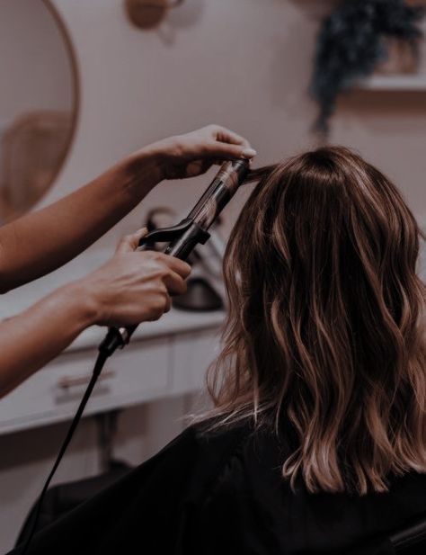 Aesthetic Cosmetology Pictures, Cosmetology Dream Board, Cosmetology School Aesthetic Hair, Hair Stylist Life Aesthetic, Hair Stylists Aesthetic, Hairdressers Aesthetic, Hairdresser Aesthetic Salon, Getting Hair Done Aesthetic, Beauty School Aesthetic