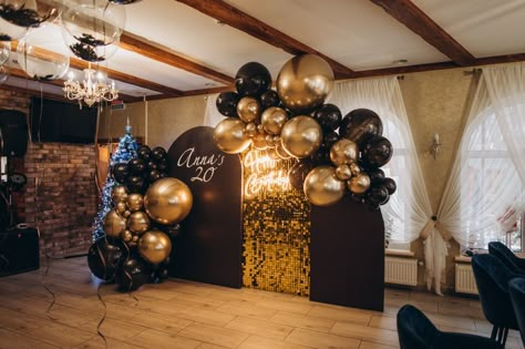 Black And Gold Backdrop Ideas, Festa Black, Third Birthday Boys, Shimmer Wall Backdrop, Vintage Birthday Parties, Black And Gold Theme, Deco Ballon, Moms 50th Birthday, Black And Gold Balloons