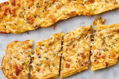 My Garlic Bread Is Famous Among My Friends (the Secret Ingredient Is Probably in Your Pantry!) Cheesy Bread Recipes, Onion Garlic Bread, Starch Sides, Salmon Potato, Garlic Bread Recipe, Leftover Bread, Lunch Appetizers, Cheesy Bread, Rice Ingredients