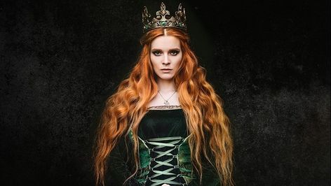 The 17th Century “Blood Countess” – Known as the Most Evil Woman in History Red Head Queen, Midevil Hairstyles, Gothic Halloween Costumes, Elizabeth Bathory, Black Tiara, Medieval Hairstyles, Gothic Crown, Noble Lady, Crown For Women