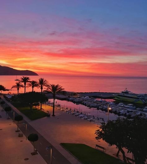 Cala Bona Majorca, Majorca Aesthetic, Grad Trip, Majorca Spain, Dream Holidays, Instagram Feed Inspiration, Balearic Islands, Family Holidays, Red Sky