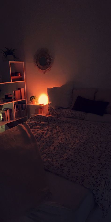 Gloomy Aesthetic Bedroom, Calm Room Aesthetic, Night Aesthetic Bedroom, Vibe Rooms, Cosy Room, Gold Bedroom, Redecorate Bedroom, Room Design Bedroom, Dream Room Inspiration