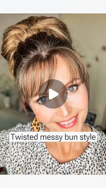 Mel~ 𝐻𝒶𝒾𝓇𝓈𝓉𝓎𝓁𝑒𝓈 & 𝑀𝒶𝓀𝑒𝓊𝓅 on Instagram: "I love this slight variation of a messy bun!!! Enjoy ❤️. 

FOLLOW ME for more daily hairstyle tutorials😉

#hairstyle #messybuntutorial #messybun #hairlooks #hairdo #hairlovers #hairbundles #hairbyme #hairbun #updohairstyles #updo #easyupdo #simplehairstyles #easyhairstyles #prettyhair #prettyhairstyles #quickhairstyles #hairtutorial #hairreels #longhairstyles #hairgoals #hairstylist #hairart" Messy Bun Tutorial, Easy Updos, Bun Styles, Daily Hairstyles, Quick Hairstyles, Hair Bundles, Messy Bun, Hair Art, Hair Updos