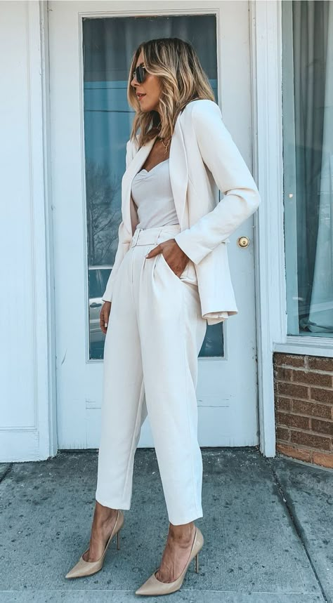 These white work outfits for women and young professionals are perfect to wear to interviews, for internships and for everyday wear in the office. We’ve included the best  white summer business casual outfits for women. #businesscasualoutfits #workoutfits #professional #outfitsforwork #interviewoutfits #internshipoutfits #officeoutfits #white #blazer White Blazer Outfits, Summer Business Casual Outfits, Chic Business Casual, Business Casual Summer, Fest Outfits, Outfit Chic, White Suit, Business Casual Outfits For Women, Office Outfits Women