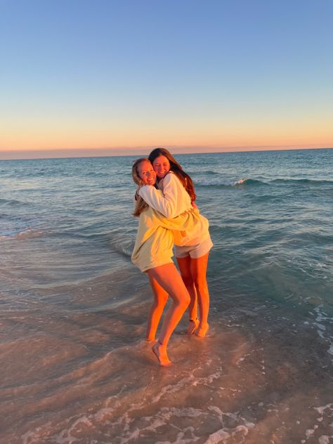 Hugging Pictures Friendship, Beach Bff Pictures, Best Friend Hug, Duo Pose, Beach Best Friends, Beach Photos Friends, Cute Beach Pictures, Pool Poses, Beach Instagram Pictures