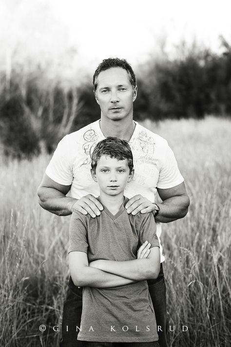 Gina Kolsrud - love the father son pose Dad Son Photography, Father Son Pictures, Father Son Photography, Father Son Photos, Son Photo Ideas, Family Portrait Poses, Outdoor Family Photos, Family Picture Poses, Photography Poses Family