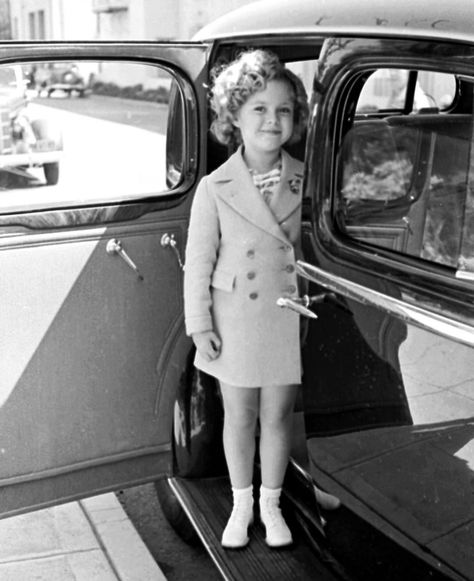 Shirley Temple 1923 Shirley Temple Black, Child Actresses, Shirley Temple, 20th Century Fox, Vintage Hollywood, Old Movies, Hollywood Stars, Classic Hollywood, Santa Monica