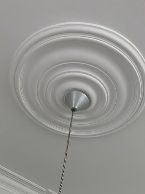 Pop Moulding Design On Ceiling, Round Pop Ceiling Designs, Pop Border Design Ceiling, Plain Pop Ceiling Design, Modern Crown Molding, Drawing Room Ceiling Design, Pop Design For Roof, Molding Ceiling, Black Kitchen Decor