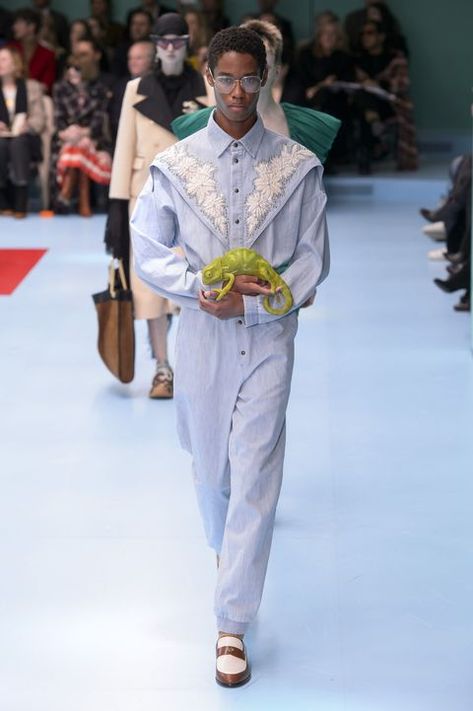 90 Looks From Gucci Fall 2018 MFW Show – Gucci Runway at London Fashion Week Indie Outfits Vintage, Bombshell Fashion, Indie Outfits Grunge, Women's Fall Fashion, Gucci Runway, New Halloween Costumes, Menswear Runway, Fashion Autumn, Gucci Models