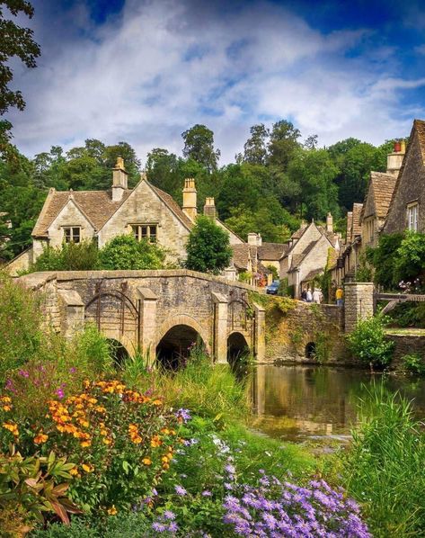 Castle Combe, England English Cottage Exterior, Trip List, British Homes, Cotswolds Cottage, England Aesthetic, Cotswold Villages, Cotswolds England, Castle Combe, Imaginary Friends