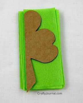 How To Cut A Shamrock Out Of Paper, Shamrock Paper Chain, St Patricks Decorations, Tree Costume, Irish Party, Paper Chain, St Patrick's Day Decorations, Paper Chains, St Pats