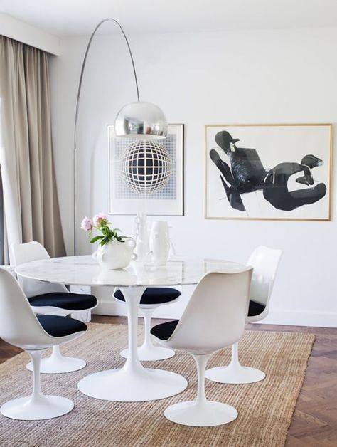 White marble tulip table with 60s chairs and arc floor lamp Round Dinning Table, Classic Chair Design, Saarinen Table, Chic Dining Room, Retro Interior Design, Tulip Table, Eero Saarinen, Chairs Dining, Dining Room Inspiration