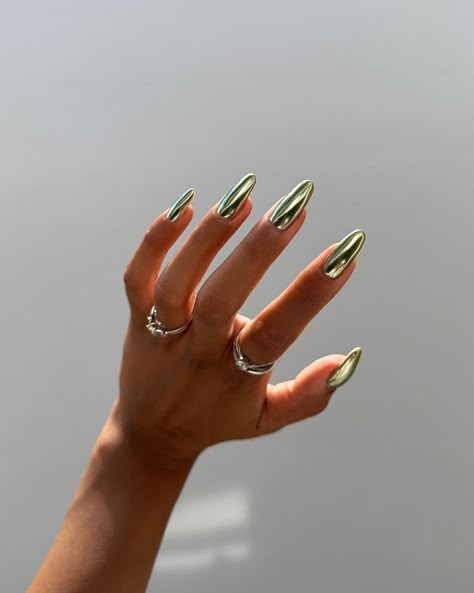 Winter Chrome Nails, Green Chrome Nails, Metallic Nail Colors, Photo Nails, Nail Chrome, Winter Nail Polish, Dry Nails Fast, Nails Autumn, Minimal Nails Art