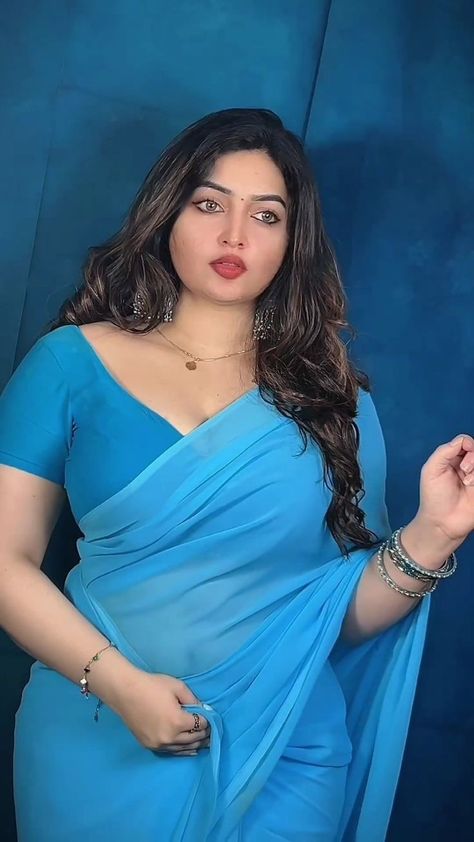 Geometry Dash, Celebrity Fashion Looks, Indian Woman, Hot Women Dress, Beautiful Dresses Short, Beautiful Women Over 40, Beautiful Smile Women, Indian Beauty Saree