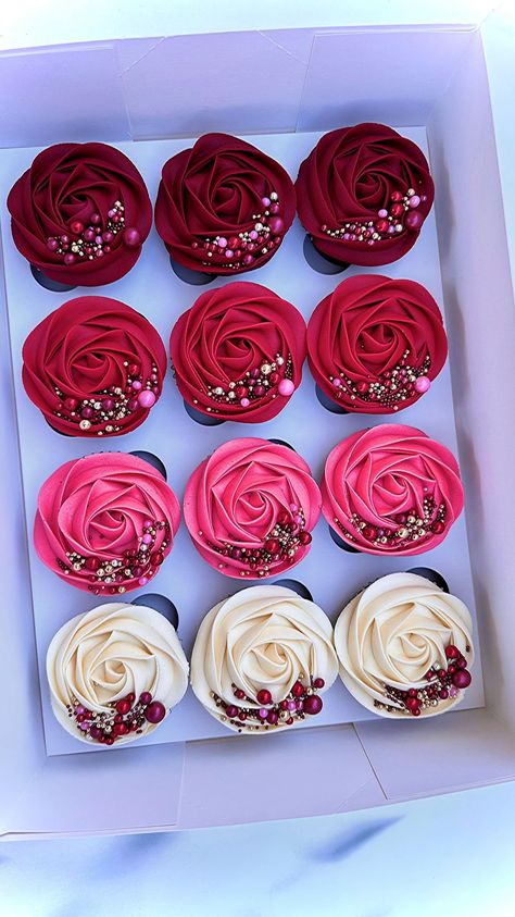 @cakestone20 on Instagram: “Red ombré rosette cupcakes with gold, burgundy and metallic red sprinkles ❤️🧁 #rosettes #rosettecupcakes #reels #reelitfeelit…” Ombre Rosette Cake, Rosette Cupcakes, Spring Cupcakes, Red Cupcakes, Gold Cupcakes, Rosette Cake, Birthday Cake With Flowers, Cupcake Cake Designs, Valentines Cupcakes