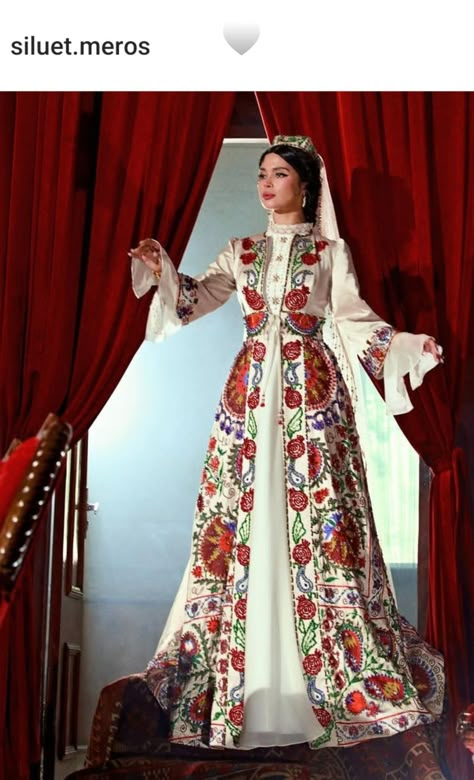 Uzbek Wedding Dress, Tajikistan Dress, Kelin Liboslari, Uzbek Clothing, Uzbek Dress, New Hijab Style, Arab Dresses, Henna Day, Cultural Clothes