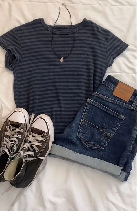 Stripes Outfit, Converse Fashion, Downtown Outfits, Y2k Shorts, Bella Swan, Rory Gilmore, Canvas Shoes Women, Swaggy Outfits, Outfit Aesthetic