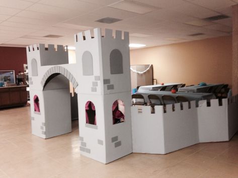 Diy Cinderella Castle Cardboard, Easy Cardboard Castle, Cardboard Castle Playhouse, Castle Made Out Of Boxes, Diy Princess Castle Cardboard Boxes, Cardboard Castle Backdrop, Bowser Castle Diy, Castle Backdrop Diy Princess Party, Diy Castle Cardboard