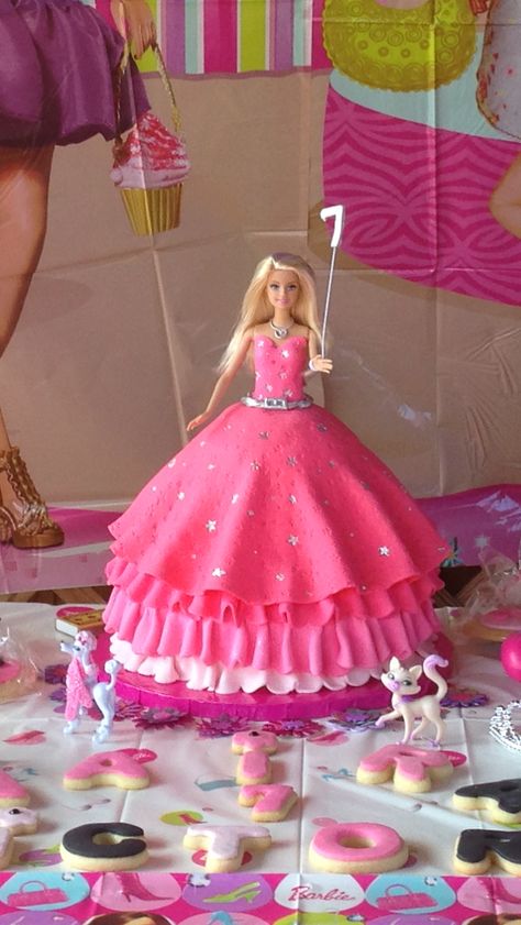 Small Barbie Cake, Rođendanske Torte, Pink Birthday Cake Ideas, Barbie Themed Cake, Lol Doll Cake, Pink Birthday Cake, Barbie Birthday Cake, Barbie Theme Party, Barbie Doll Cakes