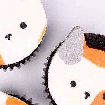 Paw Cupcakes, Cat Cupcakes, Calico Cats, Nyc Marathon, Animal Cupcakes, Cat Cake, Low Income, Cat Party, Calico Cat