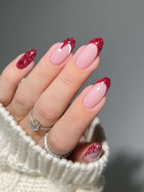 15 Elegant Oval Christmas Nail Ideas for 2023 - thepinkgoose.com Red Nails Glitter, Kutek Disney, Red Christmas Nails, Winter Nails Acrylic, Christmas Nails Easy, Cute Christmas Nails, Christmas Gel Nails, Nagel Tips, Her Nails