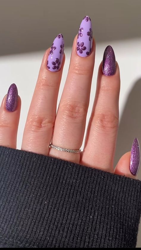 Purple And Flower Nails, Purple Nails Oval Shape, Aesthetic Nail Designs Purple, Purple Nails Acrylic Flower, Purple Aesthetic Nails Almond, Witchy Nails Simple Purple, Unistella Nails, Black And Purple Nails Aesthetic, Whimsigoth Nails