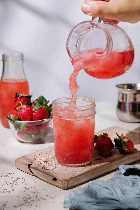 Strawberry Chia Seed Drink Watermelon Chia Seed Drink, Chia Seed Juice, Chia Seeds In Water, Chia Seed Drink Recipes, Chia Drink, Chia Seed Drinks, Healthy Vibes, Water With Lemon, Chia Benefits