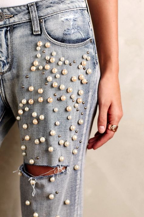 Would You Wear Pearl Embellished Jeans? Jeans With Pearls, Jeans Inspiration, Jeans Recycling, Jean Diy, Dress With Pearls, Nice Jeans, Diy Jeans, Wear Pearls, Diy Vetement