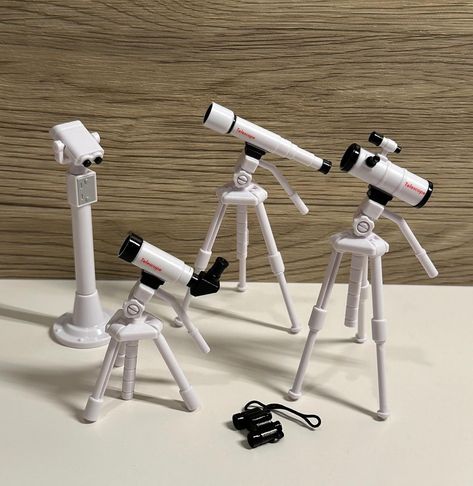 Miniature telescopes ✨ #MforMini.com #dollhouseminiatures #miniatures #dollhouseminis #smallthings #cutethings #minis #onesixthscale #onetwelthscale #dollhouseworld #dollhousedecor #miniaturelife #miniatureworld #tinyworld #smallworld #cutelittlethings Tiny World, Miniature Kitchen, Dollhouse Decor, Telescopes, Cute Little Things, Miniature Furniture, Miniature Food, Small World, Display Shelves