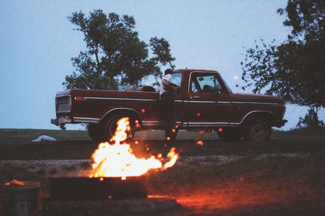 Travel Cars Ford Truck Aesthetic, Country Truck Aesthetic, Pickup Truck Aesthetic, Old Truck Aesthetic, Truck Aesthetic, Truk Ford, Camping Date, Truck Photography, Old Ford Truck