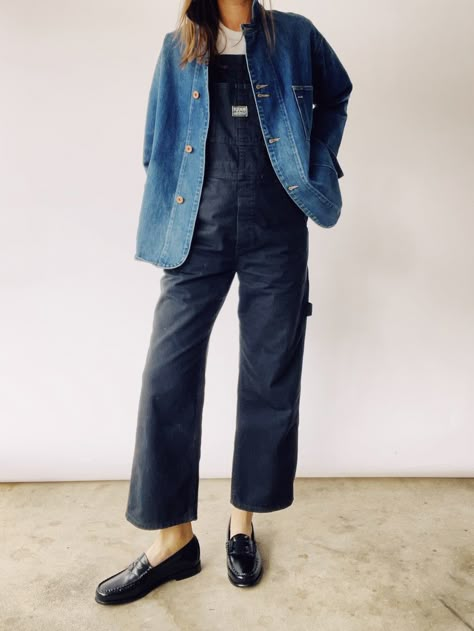 The Barn Coat Denim Jean Chore Jacket Outfit, Denim Chore Coat Outfit, Barn Coat Outfit Women, Barn Coat Outfit, Gender Neutral Outfits Aesthetic, Chore Coat Outfit, Casual Oversized Outfits, Body Blankets, Outdoor Fits