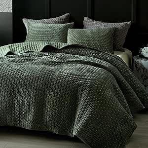 Green Velvet Quilt, Masculine Bedroom Bedding For Men, Hunter Green Bedding, Coverlet Bedding Ideas, Dark Green Bedspread, Green Quilt Bedding, Dark Green Bedding, Charcoal Grey Bedrooms, Christmas Linens