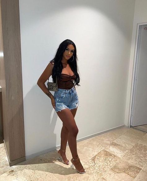 Bum Shorts Outfits, Bum Shorts, Outfits Baddie, Streetwear Ideas, Flirty Outfits, Corset Outfit, Outfit Streetwear, Fashion Nova Outfits, Shorts Outfits