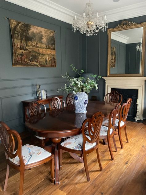 Loving a dark and cosy Dining Room Dining Room Ideas Victorian House, Small Moody Dining Room, Warm Dining Room Colors, Burgundy Dining Room, Dark Academia Dining Room, Dark Green Dining Room, English Cottage Dining Room, Modern Victorian Dining Room, Victorian Dining Room