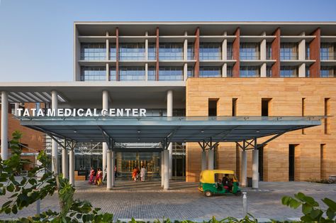 Hospital Entrance Design, Hospital Facade, Facade Skin, Hospital Entrance, Corporate Architecture, Hospital Design Architecture, Athletic Center, Architecture Styles, Hospital Architecture