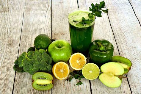 green juice in a glass with lemons, broccoli, kiwi and bell pepper next to it Jus Tomat, Pasta Al Pesto, Belly Fat Overnight, Pregnancy Food, Minestrone, Green Juice, Green Smoothie, Fruit Smoothies, Smoothie Diet