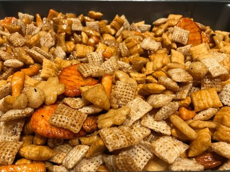 Sweet & Spicy Asian Snack Mix Sweet And Savory Snack Mix Recipes, Asian Chex Mix Recipes, Japanese Chex Mix Recipe, Spicy Chex Mix Recipes, Party Mix Snacks, Spicy Popcorn, Sesame Sticks, Costco Chicken, Wasabi Peas