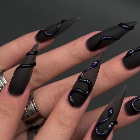 Nail Design Ying Yang, Ying Yang Nail Art, Cool Black Nails, Black Stiletto Nails Design, Black Rose Nails, Demon Nails, Long Nails Ideas, Roses Nails, Black Nails Design