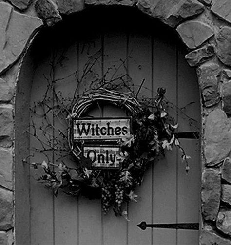 WITCHES Wreath Pagan Crafts, Witch Cottage, Witch Garden, Dark Witch, Witchy Crafts, Season Of The Witch, Theme Halloween, Kitchen Witch, Hallows Eve