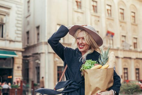 Beautiful woman laughing as trying to prevent her hat from flying away. French Diet, Clean Eating Plans, French Lifestyle, Fertility Diet, French Women, Healthy Eating Tips, Healthy Eating Habits, French Food, Oui Oui