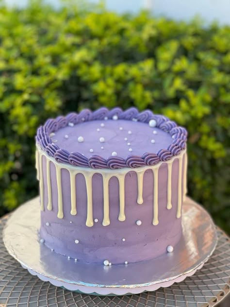 Lilac Buttercream, Pink Cake Designs, Lilac Cake, Barbie Themed Cake, Bolo Drip Cake, Graduation Sugar Cookies, Stylish Cake, Cupcakes Graduation, Purple Cakes Birthday