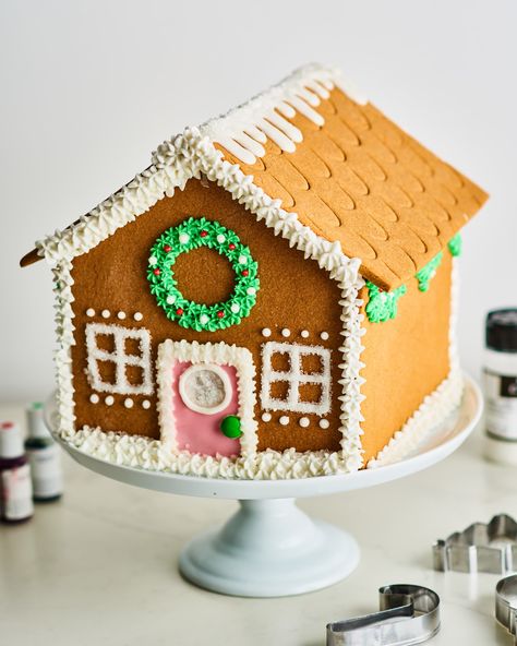 Building a gingerbread house is one of the best ways to get into the holiday spirit without leaving your home. It’s a fun and festive family activity, and the finished creation doubles as both dessert and decor. These days, you can grab a basic gingerbread kit from most grocery stores, but if you want to take on the challenge of baking and building a gingerbread house from scratch, this is the tutorial for you. Easy Gingerbread House, Gingerbread House Ideas, Ginger Bread House Diy, Gingerbread Dough, Fancy Appetizers, Gingerbread Diy, Cookie House, Gingerbread House Decorations, Piping Icing