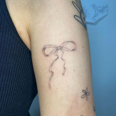 ♡ handpoke tattoos by emmy ♡ on Instagram: "custom bow for crystal ✨ thank u for ur trust! still have some availability for feb, link in bio <3 • • • • •#handpoked #qttr #handpoke #machinefreetattoo #nyctattoo #gentletattoo" Bow Stick And Poke, Sarah Tattoo, Locket Tattoos, Le Tattoo, Nyc Tattoo, Birthday Tattoo, Cute Tats, Handpoke Tattoo, Bow Tattoo